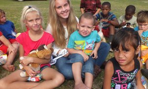 Kinders wat kinders help